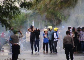 Ganggu Ketertiban Umum, Polisi Terpaksa Bubarkan Demo di Pertigaan Kampus UHO