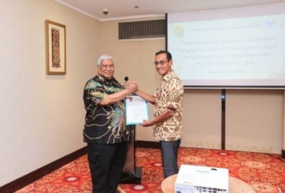 Gubernur Sultra Serahkan SK Penetapan Lokasi di Kolaka kepada Manajemen PT Vale