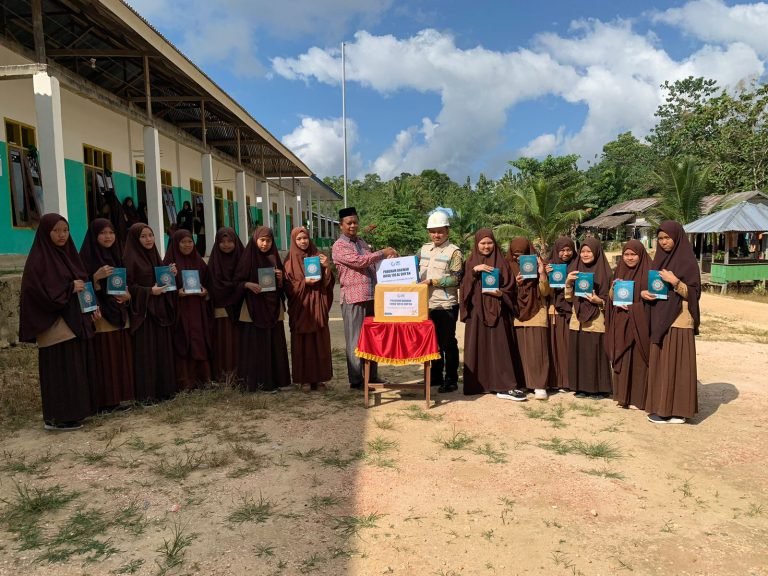 YBM PLN Kendari Laksanakan Program Dakwah Infaq 100 Al Qur’an di Kabupaten Konsel