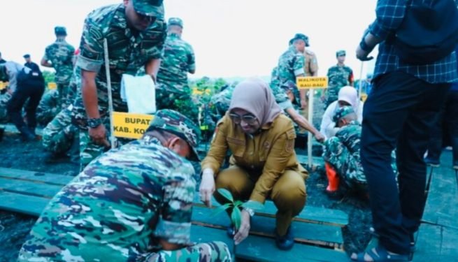 Sekda Konsel Ajak Masyarakat Lestarikan Alam Saat Penanaman Mangrove Nasional
