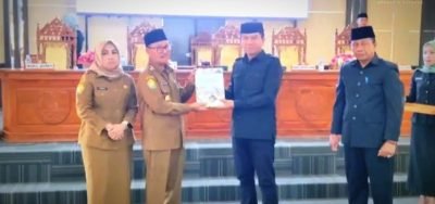 Pemda Konsel Serahkan RAPBD Tahun 2024 ke DPRD Konsel