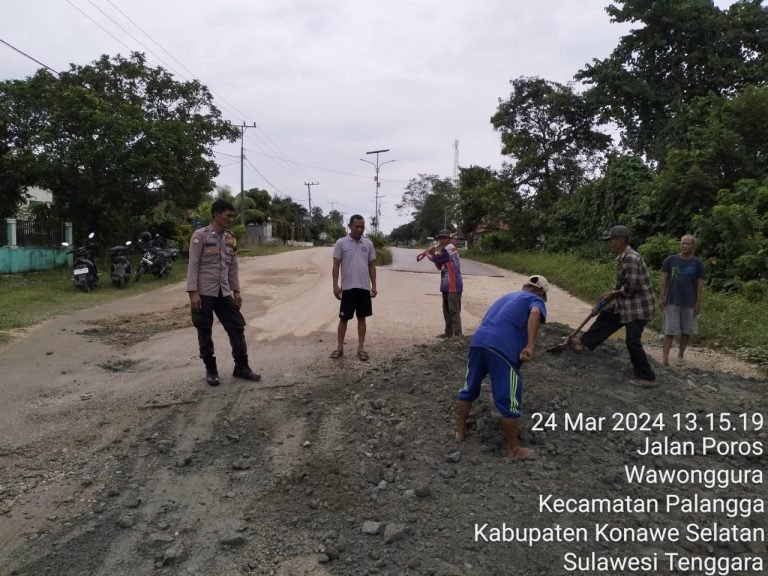 Prihatin dengan Jalan Rusak, Kades Wawonggura Bertindak Secara Swadaya.