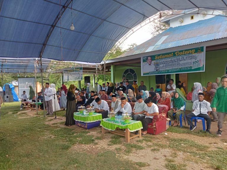 Ratusan Warga Penuhi Lapangan  Onembute Kecamatan Palangga, Ini Paparan Ruksamin Saat Berbicara.