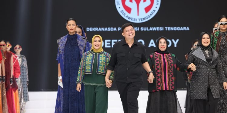 Kain Tenun Konsel Tampil dikanca Nasional.”Ketua Dekranasda Tampil Memukau catwalk ifw 2024
