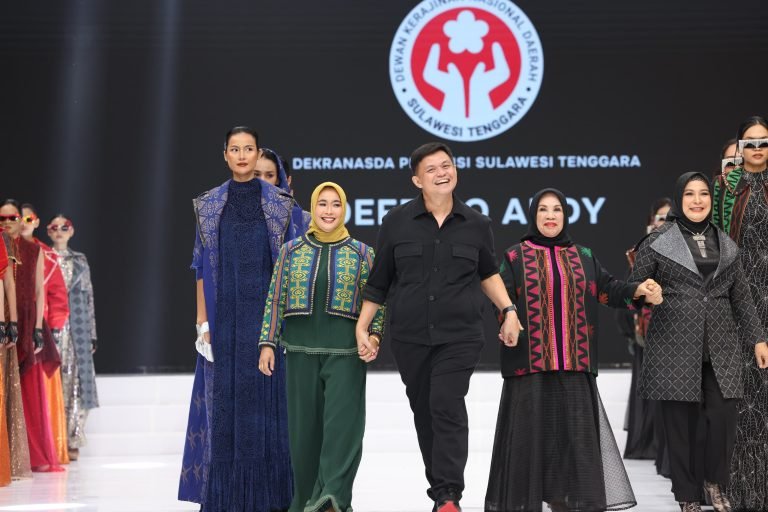 Kain Tenun Konsel Tampil dikanca Nasional.”Ketua Dekranasda Tampil Memukau catwalk ifw 2024