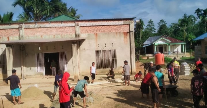 Menyambut Bulan Ramadhan, Pemdes Puao dan Masyarakat Lakukan Kerja Bakti Benahi Masjid