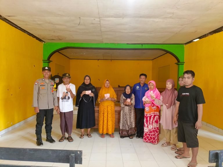 Jelang Hari Raya Idul Fitri Pemdes Asembu Mulia Salurkan Kepada 8 Orang KPM.