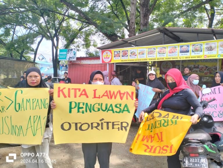 Kelompok Pedagang Kuliner MTQ Kendari Melakukan Aksi Protes atas Kebijakan Pemerintah Kota Kendari.