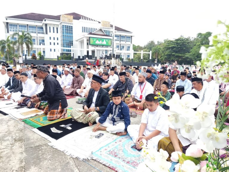 H Surunudin Dangga Menggelar Sholat Idul Adha Dipelataran Kantor Bupati