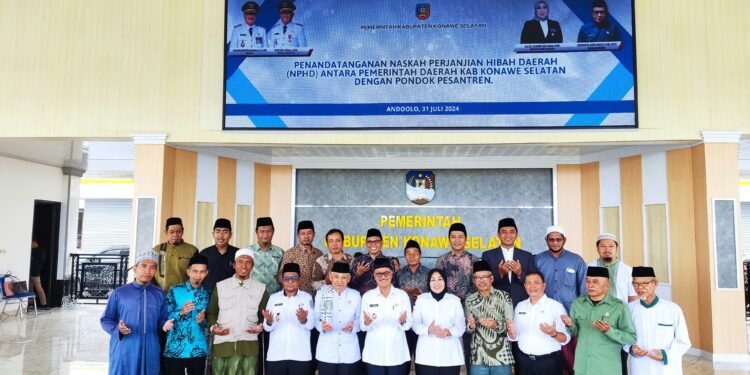 Tuntaskan Kebodohan Menjadi Generasi Yang Berakhlak, Bupati Konsel Bersama 19 Pesantren Tanda Tangani NPHD