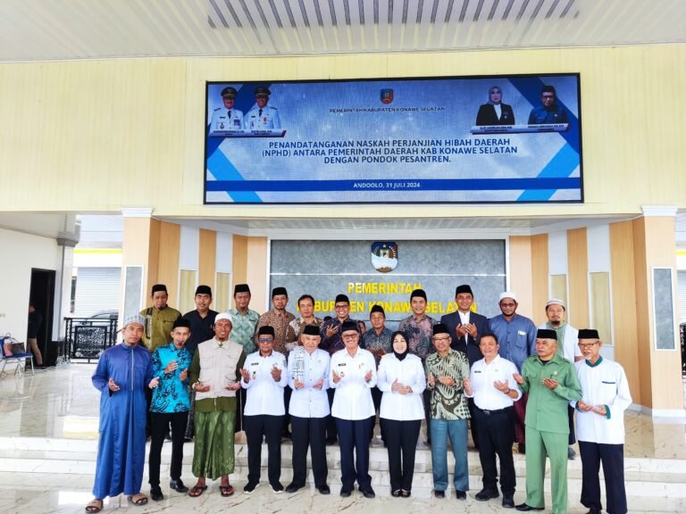 Tuntaskan Kebodohan Menjadi Generasi Yang Berakhlak, Bupati Konsel Bersama 19 Pesantren Tanda Tangani NPHD