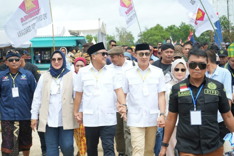 Ribuan Simpatisan Pasangan Calon Bupati Dan Wakil Bupati Ajp-James Turut Serta Mengawal Pendaftar Pencalonan Di Kpu
