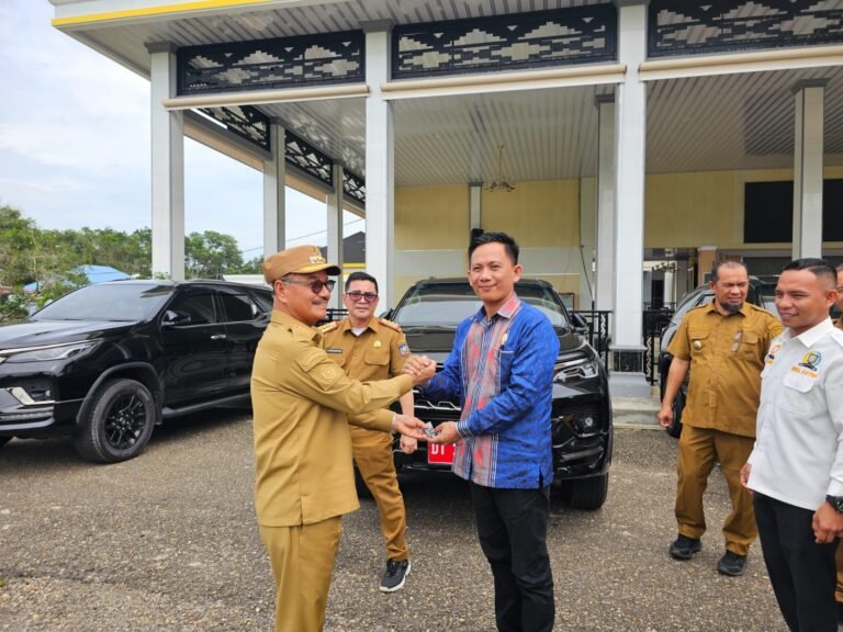 Bupati Konsel Serahkan Mobil Dinas Kepada Para Pimpinan DPRD Terpilih