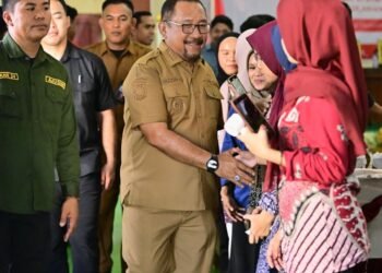 Bupati Bombana Lantik Ketua Umum IMPIB Kendari, Nurhayana Periode 2025–2026