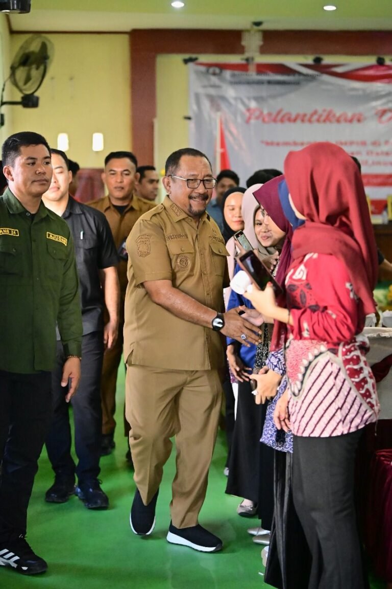 Bupati Bombana Lantik Ketua Umum IMPIB Kendari, Nurhayana Periode 2025–2026