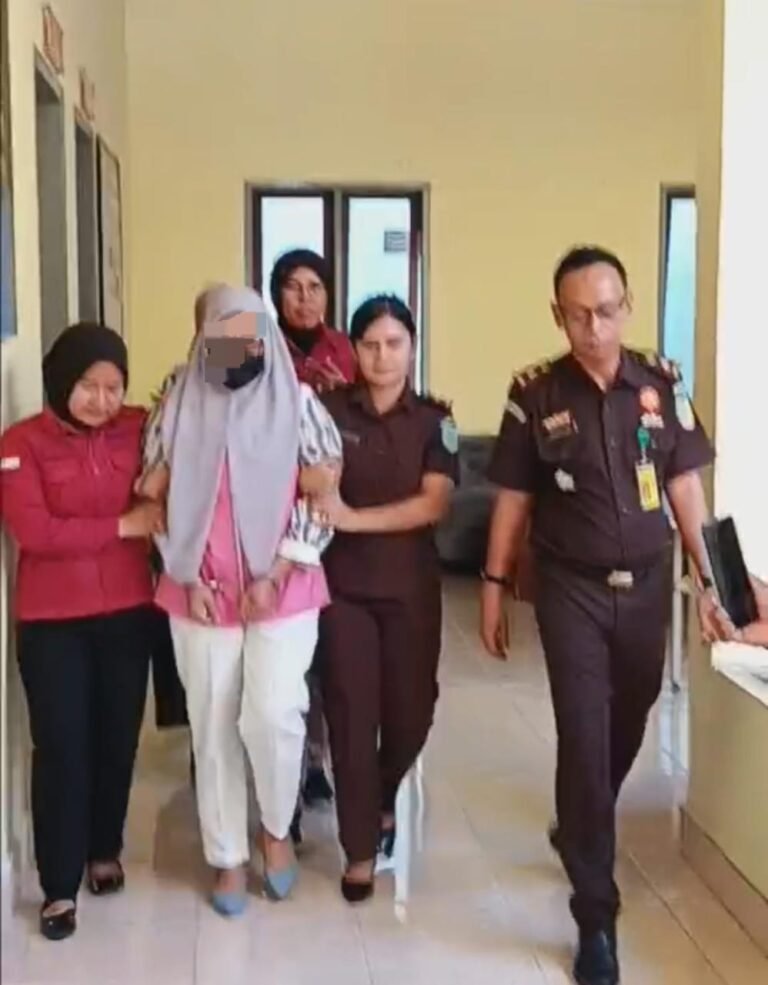 Kejari Muna Resmi Menahan Mantan Bendahara Setda Mubar