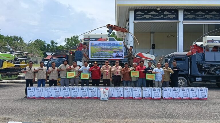 Dukung Swasembada Pangan, Pemda Konsel Serahkan 4 Combine Harvester ke Brigade Pangan