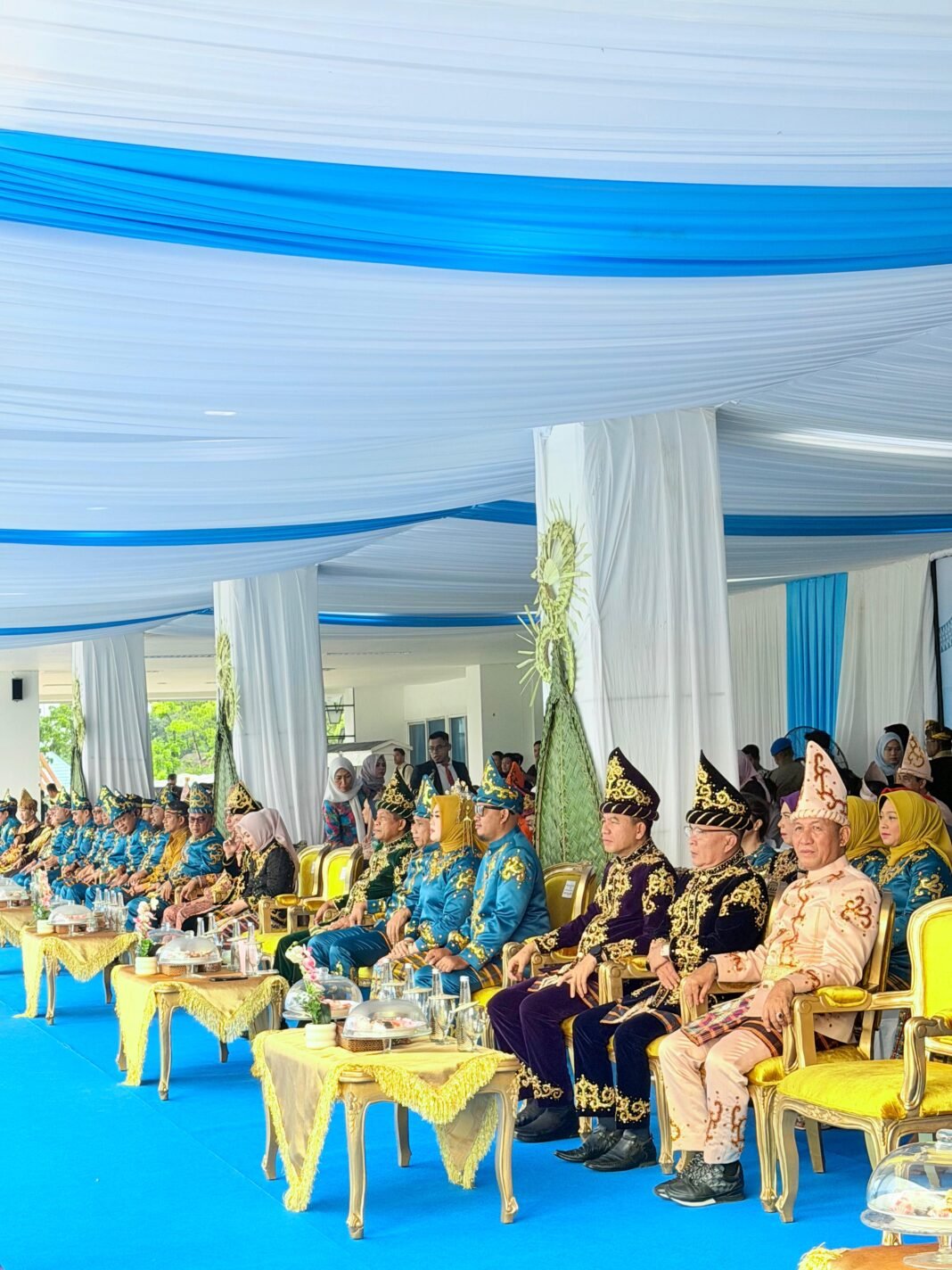 Busana Adat Tolaki Warnai Kehadiran Bupati Konsel di HUT Kota Kendari ke-195 Busana Adat Tolaki Warnai Kehadiran Bupati Konsel di HUT Kota Kendari ke-195