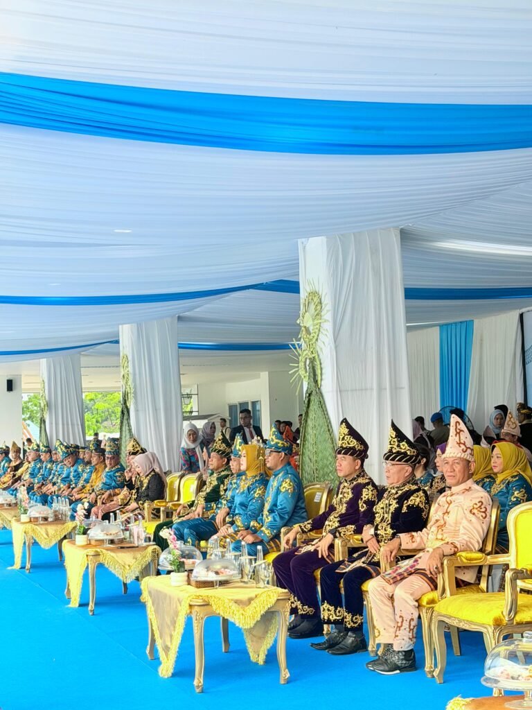 Busana Adat Tolaki Warnai Kehadiran Bupati Konsel di HUT Kota Kendari ke-195